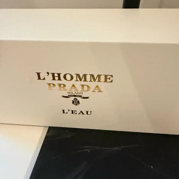 Cream-colored Prada Parfums novelty tote bag. Gift With Purchase - Picture 3 of 5